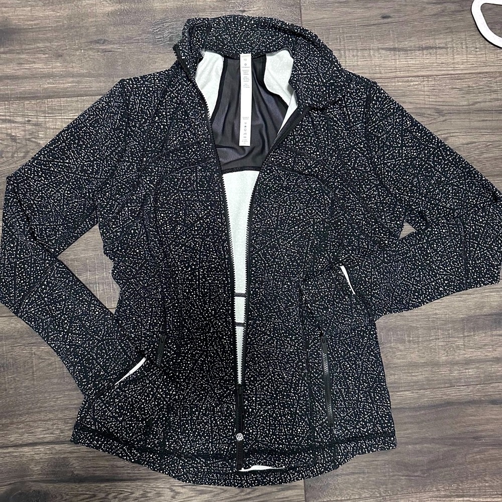Lulu Lemon - Chic Black and White Patterned Active Wear Zip up Sweater